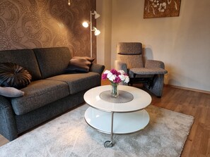 Ferienwohnung im Erdgeschoss für 1-4 Personen (44qm)-Wohnzimmer mit gemütlichem Sofa und Fernsehsessel