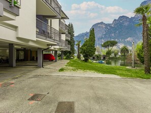 Pflanze, Gebäude, Eigentum, Wolke, Himmel, Fenster, Strassenbelag, Die Architektur, Urban Design, Grundstueck