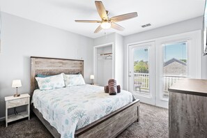 Queen Bed, Balcony access, Roku TV