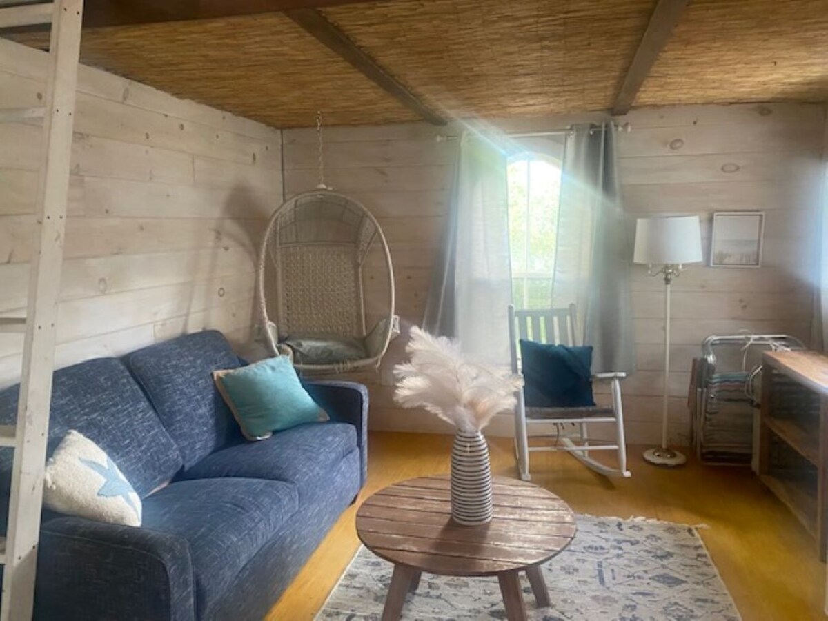 Victorian home, family and pet friendly close to beaches, harbor, restaurants