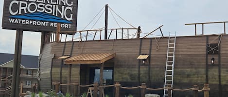 Crazy Craigs Shipwreck Bar & Grill
