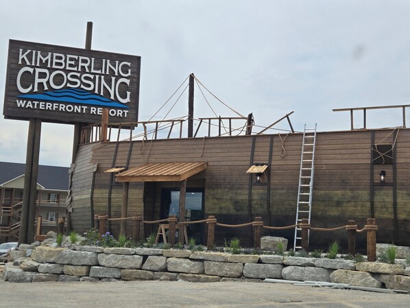 Crazy Craigs Shipwreck Bar & Grill