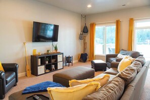 Lower level family room (1)