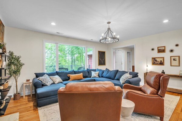 Home Decor, Furniture, Indoors, Living Room, Couch