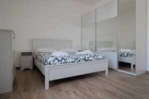 Ampia camera da letto matrimoniale.