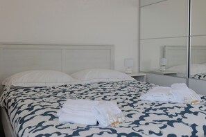 Ampia camera da letto matrimoniale.