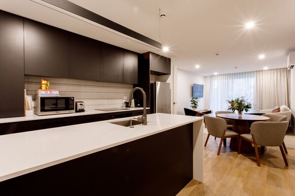 Fully equipped kitchen, open plan dining and lounge