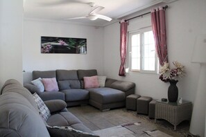 Spacious living room for five