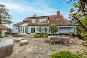 Saltingsgarth, Brancaster: Gas barbecue and outdoor dining furniture