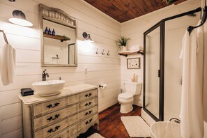 Enjoy this beautiful farmhouse bathroom!