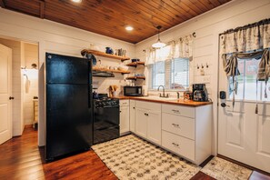 This fully-equipped kitchen is perfect for dinners in so that you do not have to leave the house!