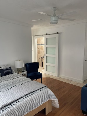 Gloucester, Ma. LARGE 2 room studio with deck, Fully Furnished on a quiet street