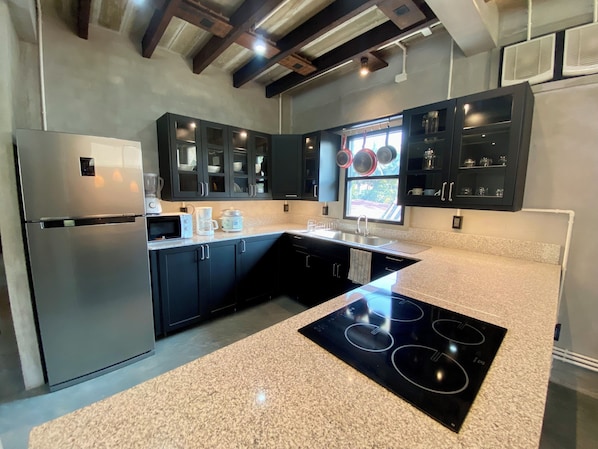 Huge fully equipped kitchen, massive sink, 4 burner hob, oven, fridge, workspace