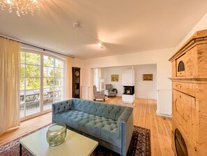 Gutshof Liepe - Ferienwohnung im Erdgeschoss - Wohnbereich mit Kamin