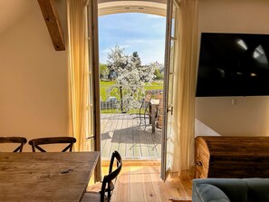 Gutshof Liepe - Ferienwohnung im 1. Obergeschoss - Essbereich/Balkon