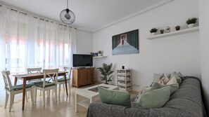 Lounge/diner with smart TV and fibre optic wifi