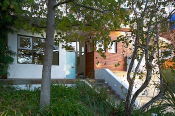Mid-Century Santa Monica Canyon Home. Hidden Gem. Beautiful walk to beach.