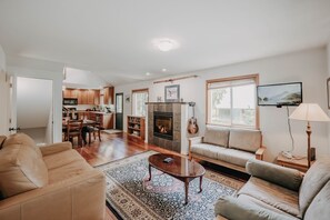 Home Decor, Furniture, Indoors, Living Room, Table