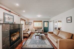 Home Decor, Furniture, Indoors, Living Room, Fireplace