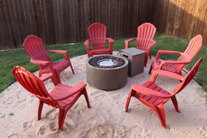 Outdoor Firepit Seating: Gather around the firepit in the backyard, ideal for cozy evenings. Close to local dining spots like Culpepper Cattle Co. and Zanata, this space is perfect for unwinding during long-term relocation stays.