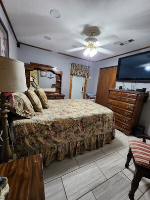 one queen bed 
