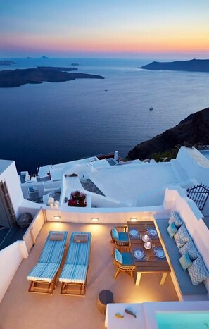 Exquisite Santorini Villa | 2 Bedrooms | Villa Mariposa | Beautiful Sea and Volcano Views | Private Jacuzzi | Imerovigli