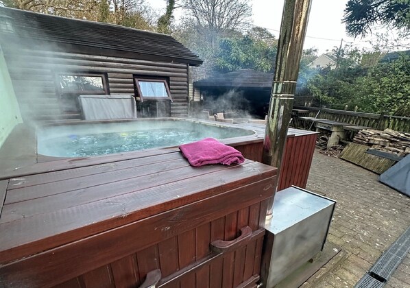 Seats 12: electric & wood, u/w lights, fridge, TV, BBQ, river, gym, privacy.