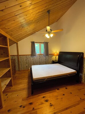 Upstairs bedroom (queen)