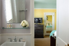 Modern and well-appointed bathroom in the premier suite, complete with sleek fixtures and premium amenities.