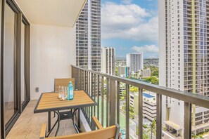Have coffee or cold beer in your balcony with city and mountain views.