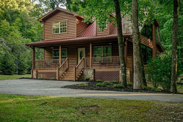 Spacious cabin in wooded setting