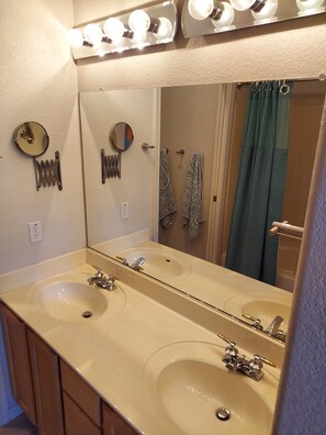Attached Bath to Main Bedroom