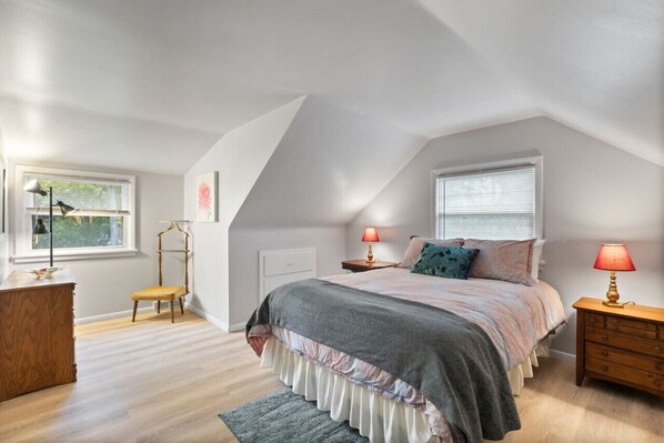 Primary Bedroom -- Queen Bed