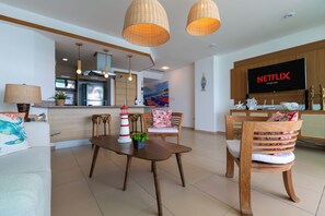 Living room with A/C, Smart Tv, Full Kitchen, Beach View.