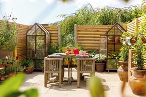 Outside garden seating area, enclosed and private 
