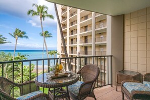 Additional table and seating on the lanai