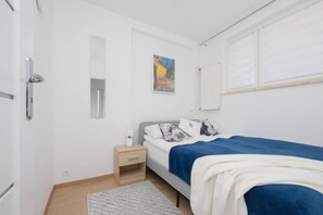 The cosy bedroom invites you to relax on the double bed.