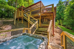 Outdoor spa tub