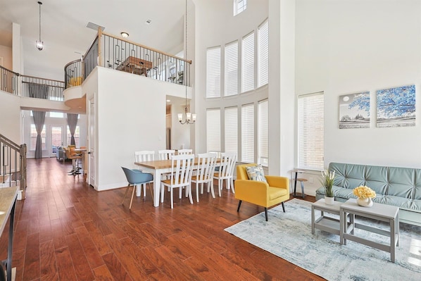 This open-concept layout makes for easy socializing whether you’re grabbing a bite in the breakfast nook or whipping up a culinary treat in the kitchen.