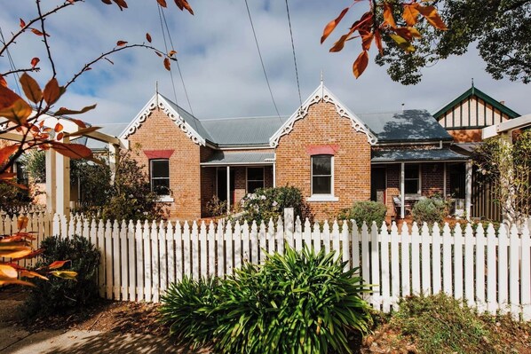 Tucked in the heart of Mudgee, Kareela & Kialla cottages provide an enchanting pet-friendly retreat for families or small groups. 