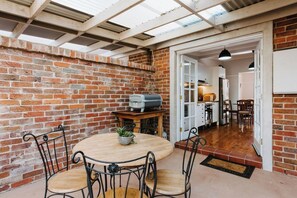 Fire up the BBQ in Kialla Cottage and enjoy a delicious meal with fresh Mudgee produce.