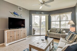 Living Room | Free WiFi | Smart TV | Full Sleeper Sofa