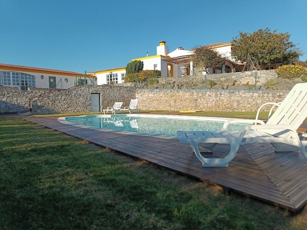Piscina com Deck de Madeira Novo