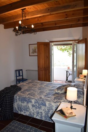 Quarto com Armário e Cama de Casal