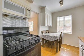 Kitchen | Free WiFi | Central Air Conditioning/Heat
