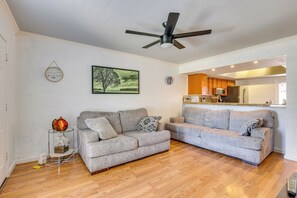 Living Room | Flat-Screen TV | Central Air Conditioning/Heat | Free WiFi
