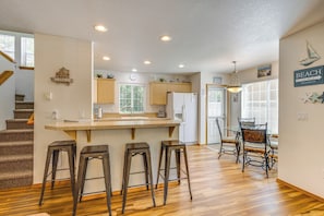 Kitchen & Dining Area