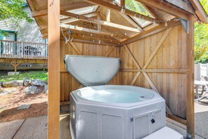 Private Patio & Backyard | Hot Tub | Fire Pit | < 1 Mi to Beach Access