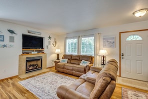 Living Room | 1st Floor | Gas Fireplace (Decorative) | Smart TV | Free WiFi