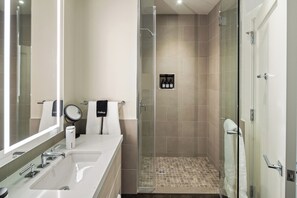 private bathroom -we provid shampoo, conditioner, body soap, makeup wipes, etc.